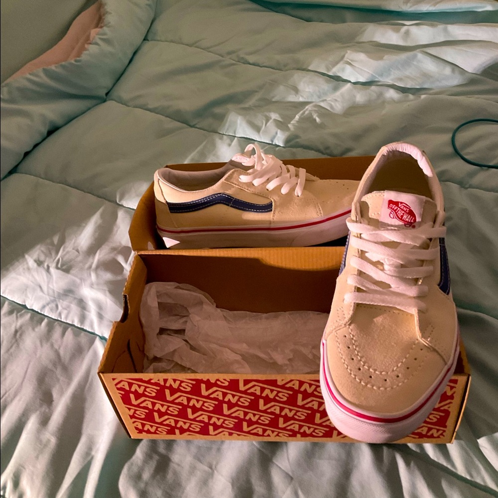 Low-cut vans suede
